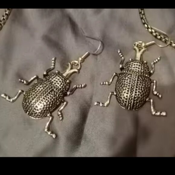 Vintage Beetle Jewelry Set – Necklace & Matching Earrings - Picture 9 of 9